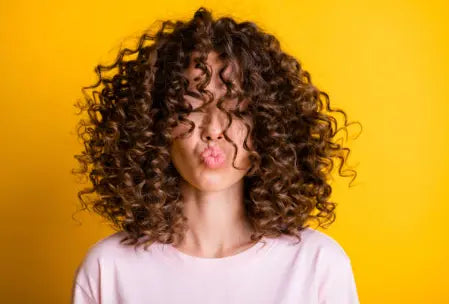Couper ses Pointes sur Cheveux Bouclés toute seule